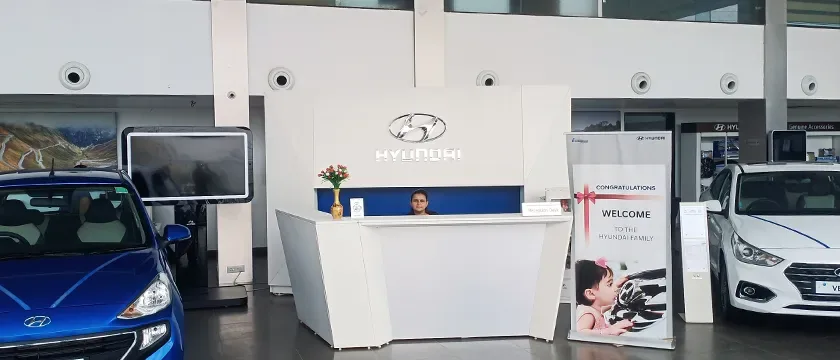 Hyundai showroom: reception and walk-in desk